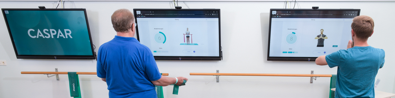 Neurologischer Rehabilitationspatient und Therapeut bei der Einführung ins Reha to go Programm